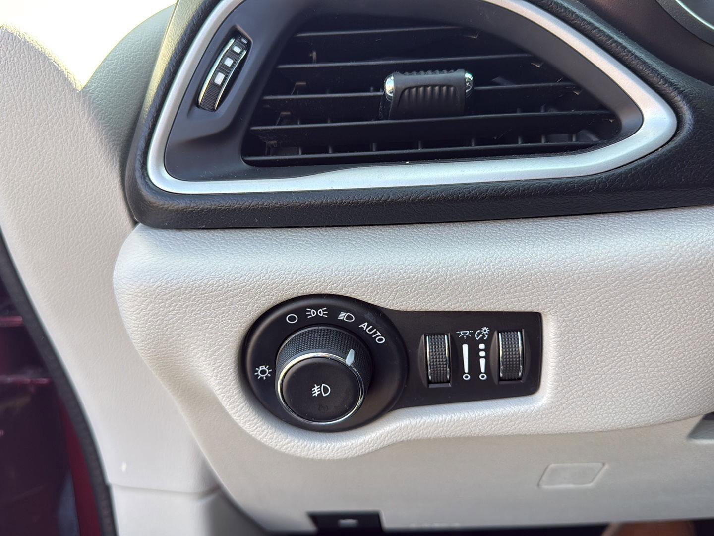 Used 2018 Chrysler Pacifica Touring Plus FWD image 17