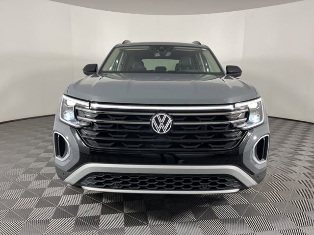 Used 2024 Volkswagen Atlas Peak Edition SEL image 3