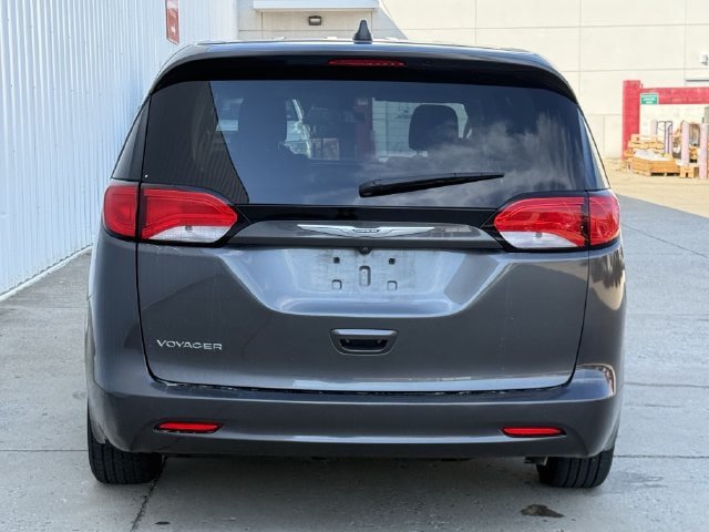 Used 2022 Chrysler Voyager LX FWD image 5