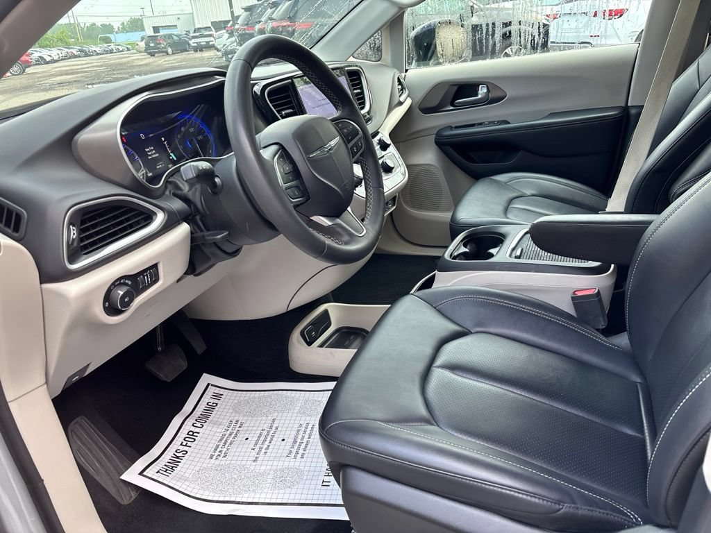 Used 2024 Chrysler Pacifica Touring-L FWD image 9