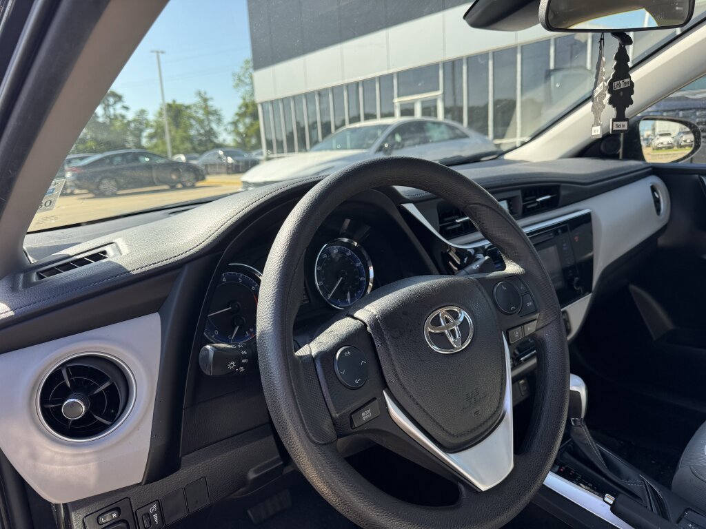 Used 2019 Toyota Corolla LE image 11