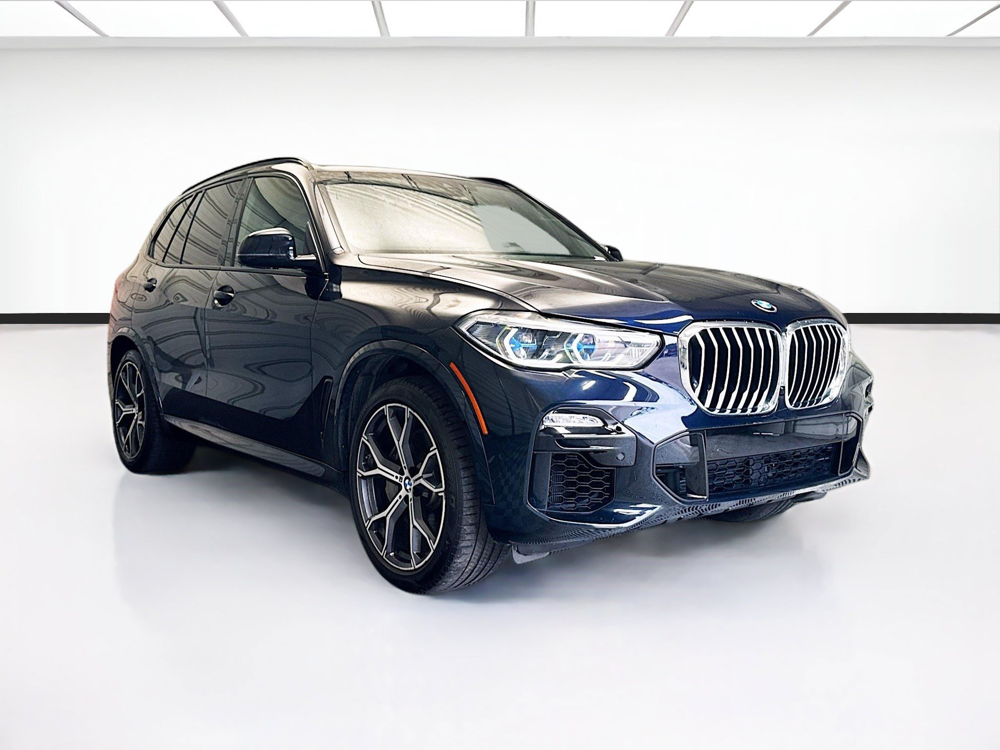 Used 2019 BMW X5 xDrive50i w/ M Sport Package AWD/4WD image 3