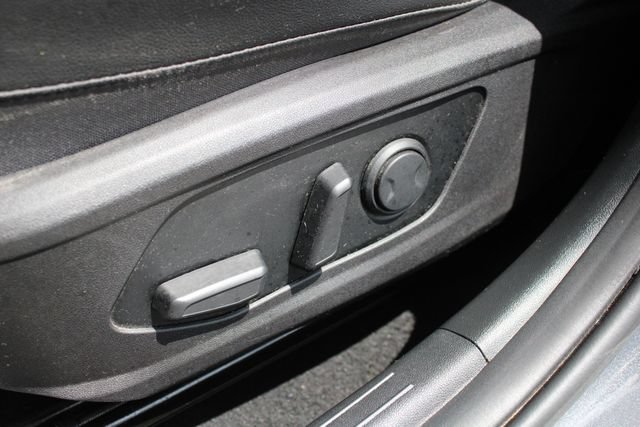 Used 2023 Hyundai Elantra Limited FWD image 3