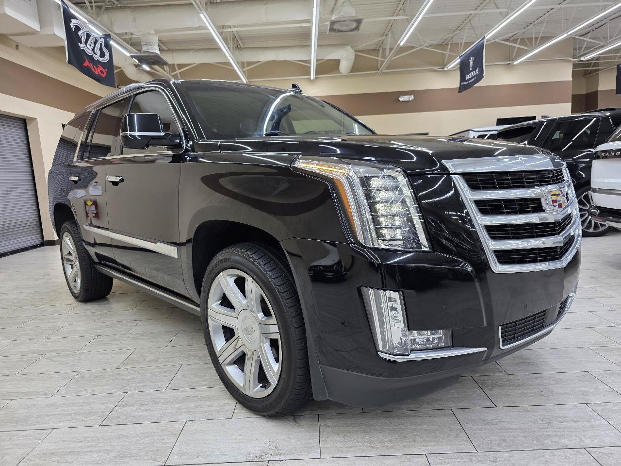 Used 2018 Cadillac Escalade Premium Luxury AWD/4WD image 4