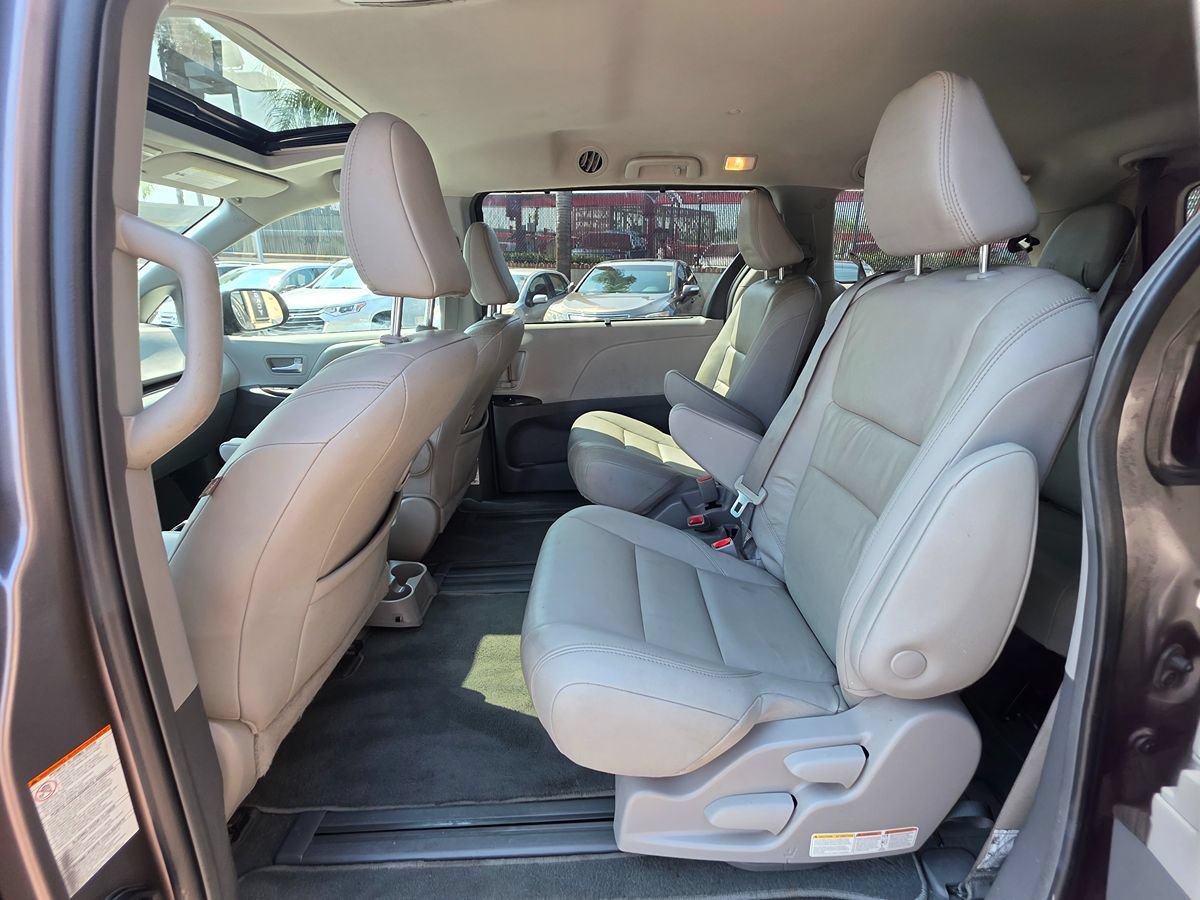 Used 2019 Toyota Sienna XLE w/ XLE Navigation Package FWD image 27