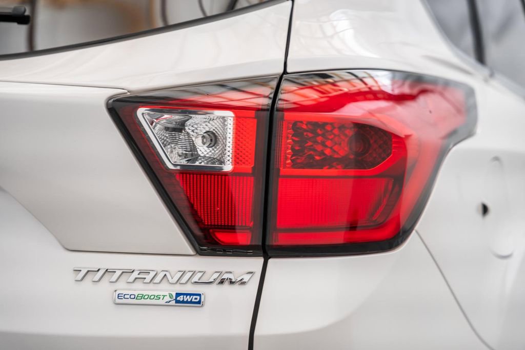 Used 2019 Ford Escape Titanium image 9