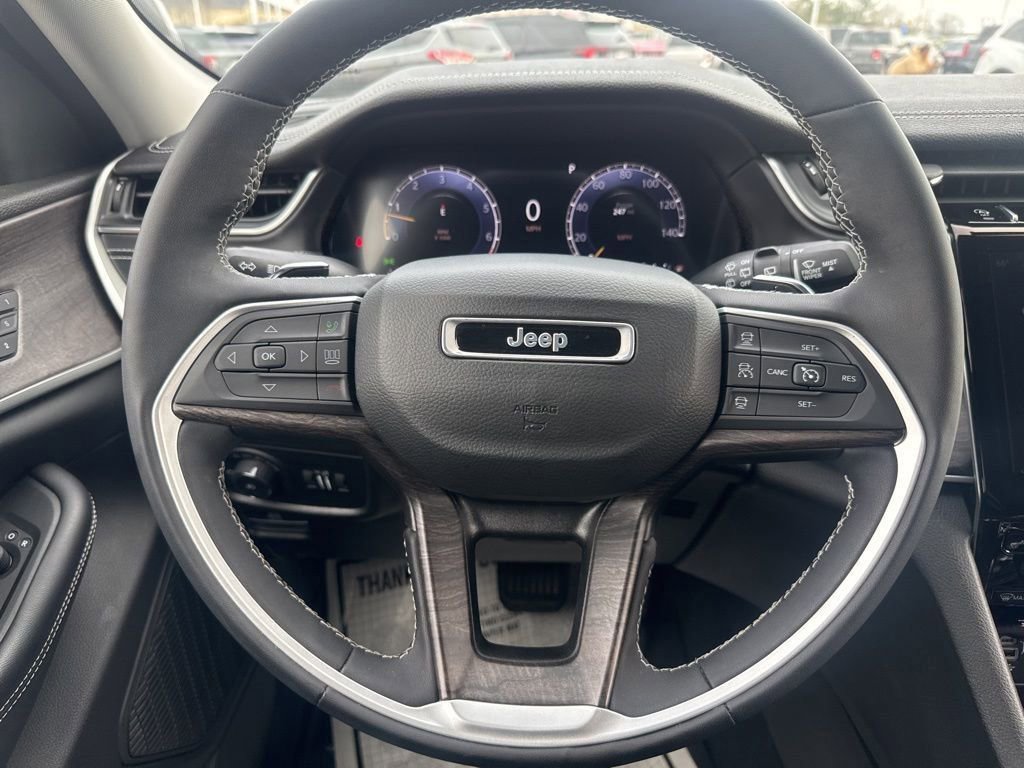 Used 2023 Jeep Grand Cherokee Limited w/ Black Appearance Package image 14