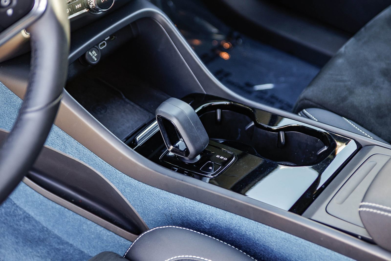 Used 2023 Volvo XC40 Recharge Plus image 22