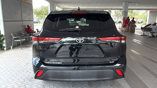 Certified 2021 Toyota Highlander XLE FWD image 6