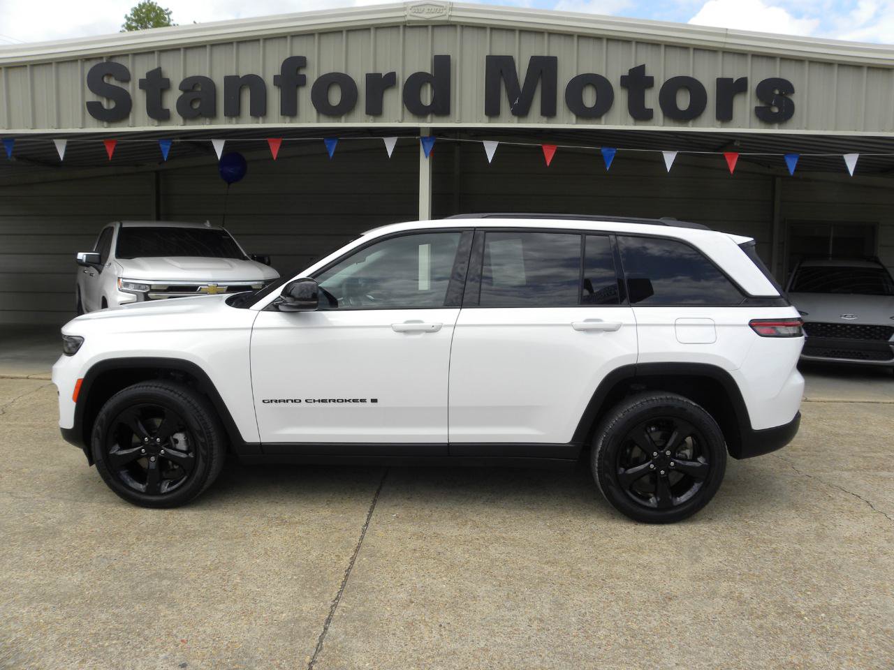 Used 2023 Jeep Grand Cherokee Limited w/ Black Appearance Package