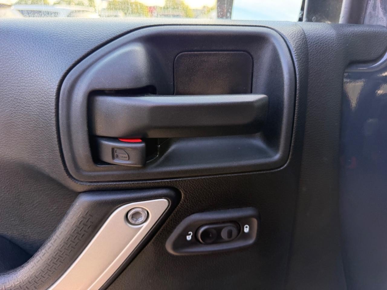 Used 2018 Jeep Wrangler Unlimited Sahara w/ Connectivity Group AWD/4WD image 18