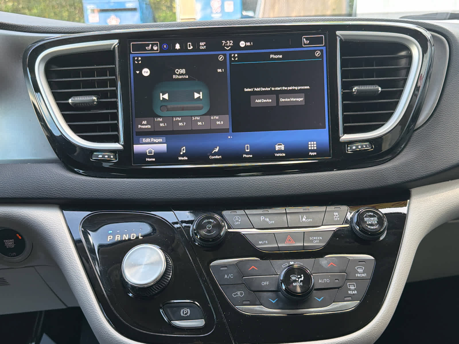 Used 2024 Chrysler Pacifica Touring-L FWD image 27