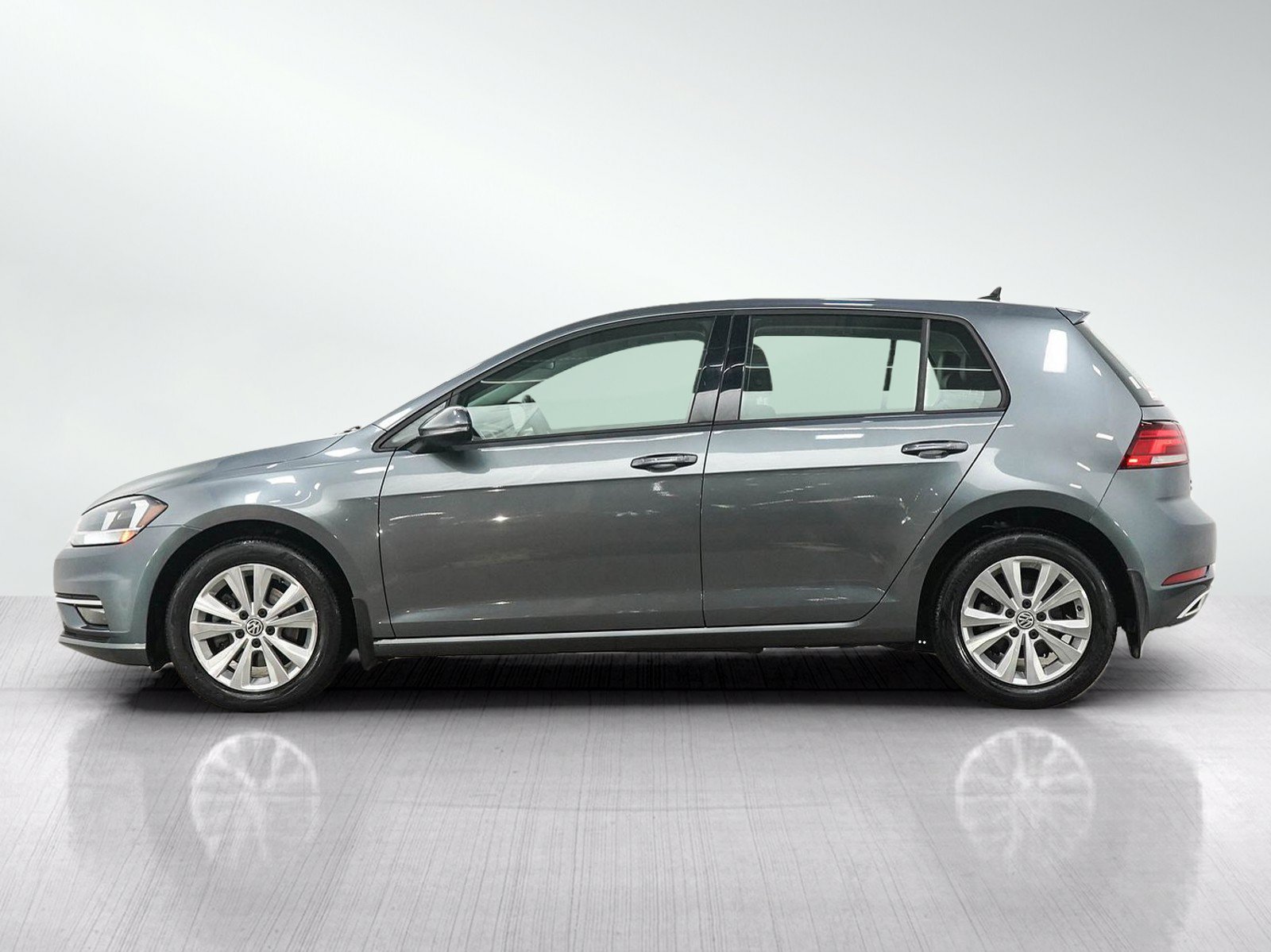 Used 2018 Volkswagen Golf SE FWD image 2