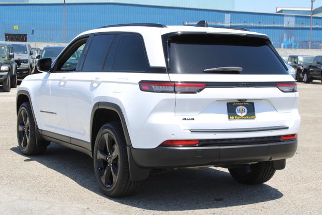 Used 2023 Jeep Grand Cherokee Altitude AWD/4WD image 3