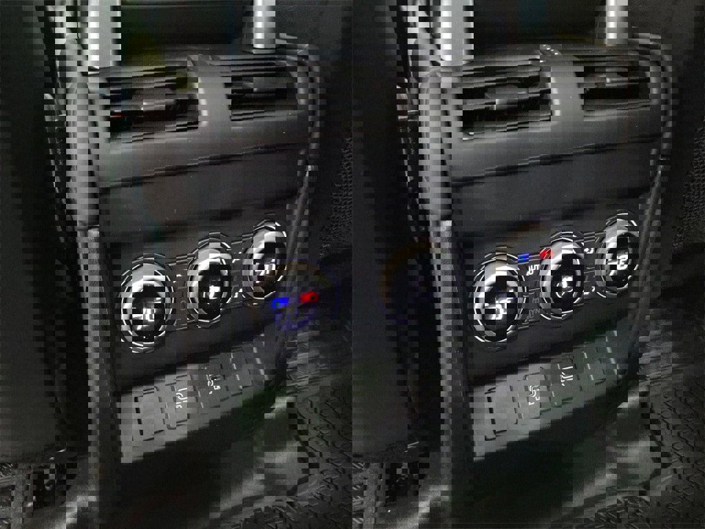 New 2024 Land Rover Defender 110 SE image 24