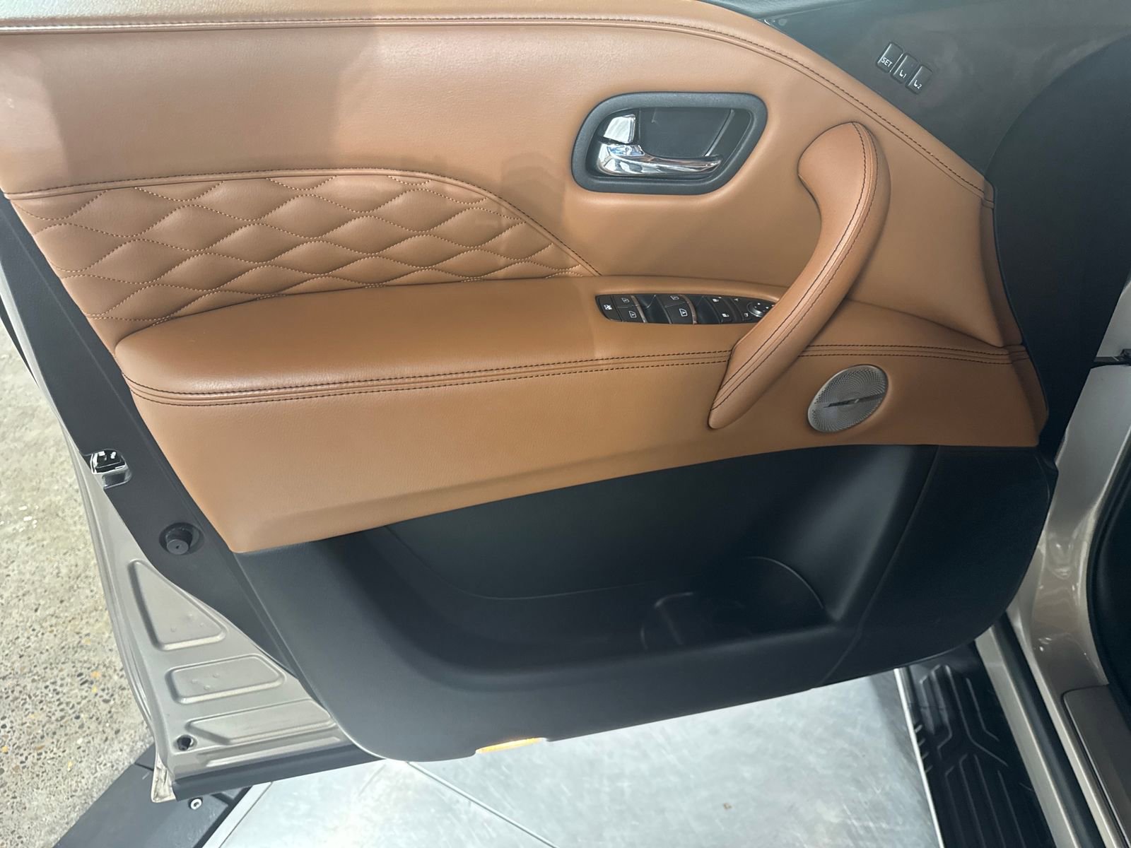 Used 2023 INFINITI QX80 Sensory w/ Cargo Package image 25