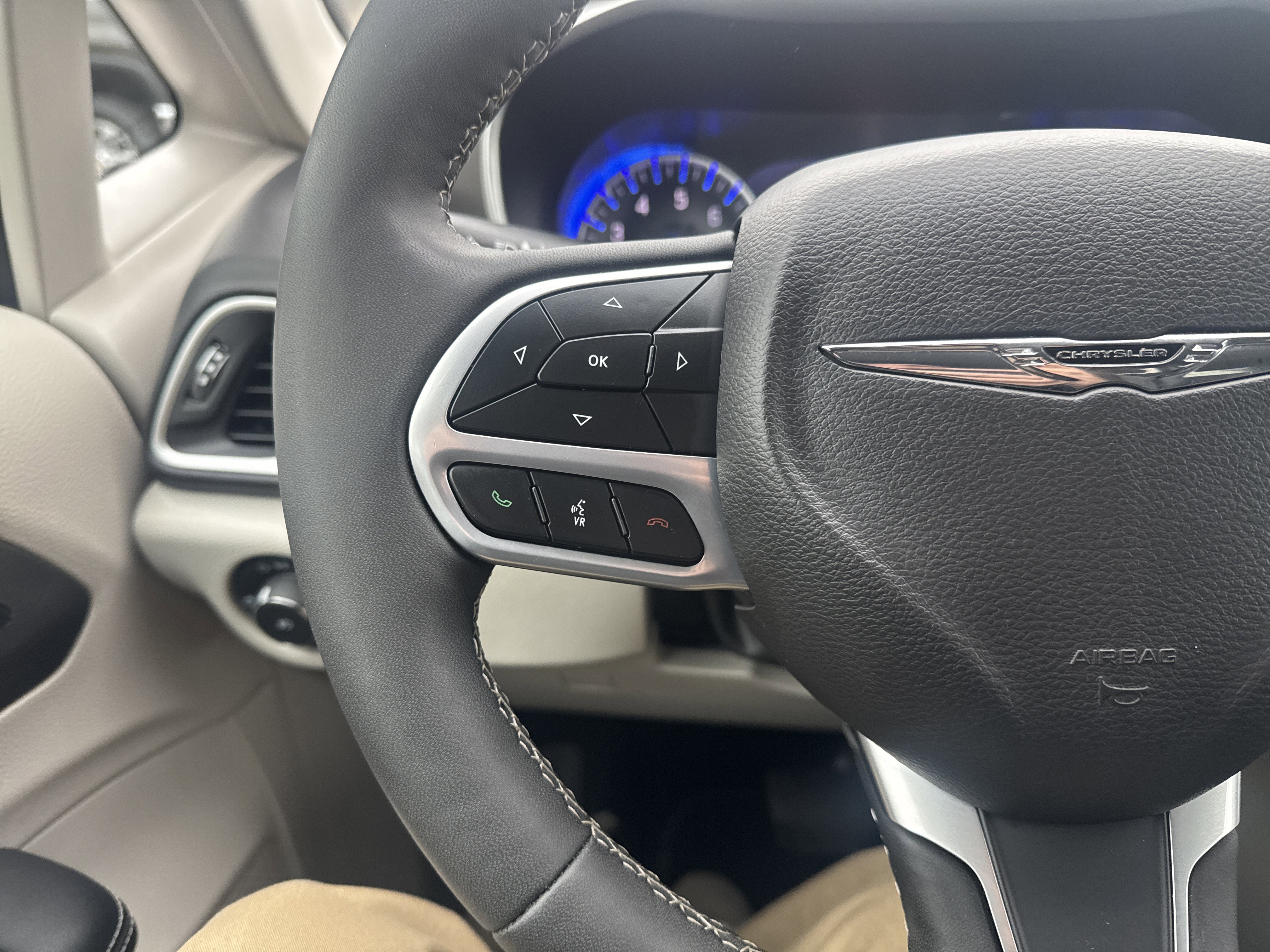 Used 2024 Chrysler Pacifica Touring-L image 19