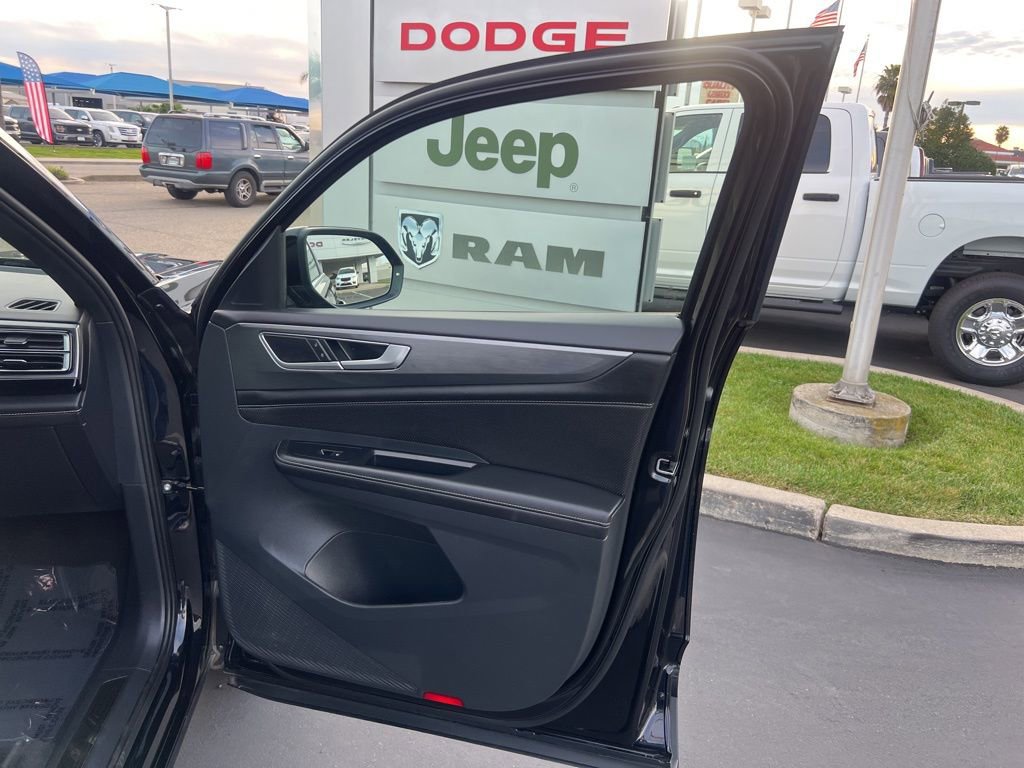 Used 2025 Volkswagen Atlas Cross Sport SE image 35