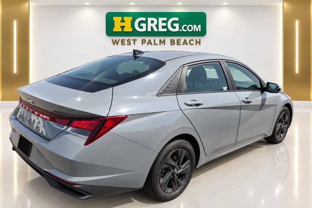 Used 2022 Hyundai Elantra SEL w/ Preferred Accessory Package FWD image 6