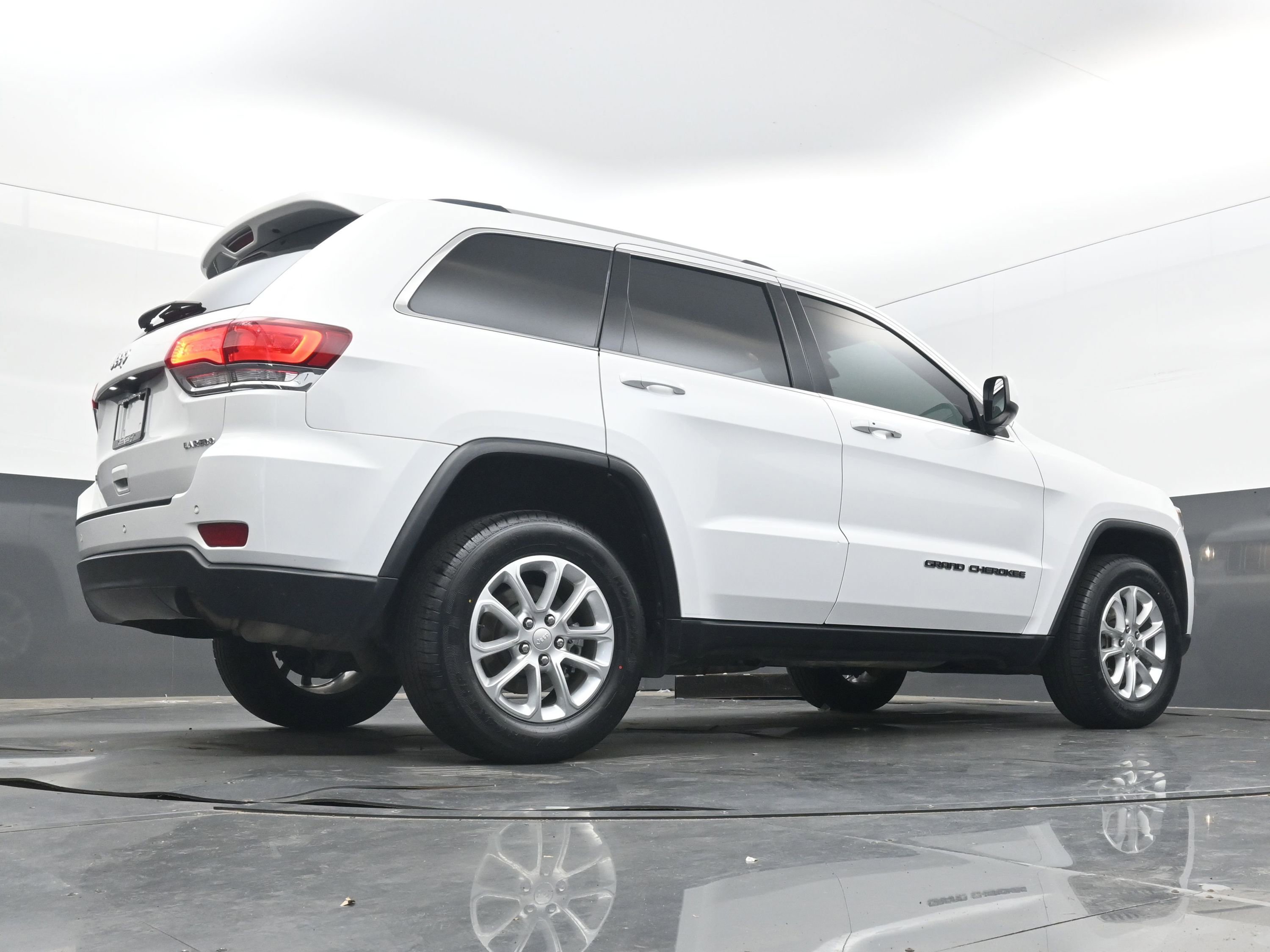 Used 2021 Jeep Grand Cherokee Laredo image 28