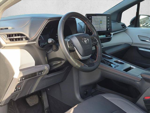 Used 2024 Toyota Sienna XSE FWD image 9