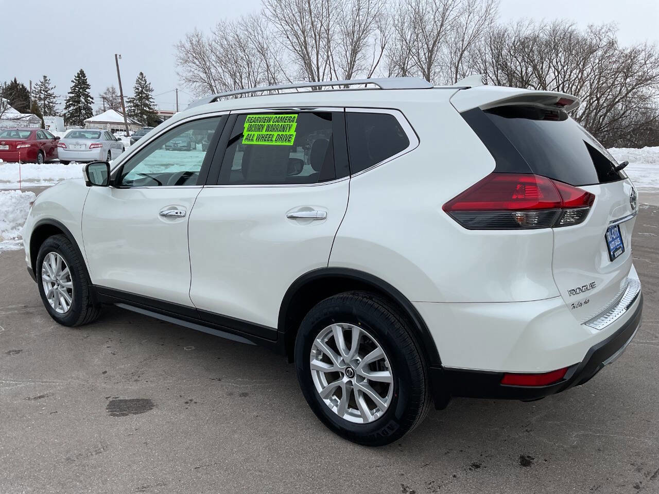 Used 2018 Nissan Rogue SV w/ Premium Package image 4