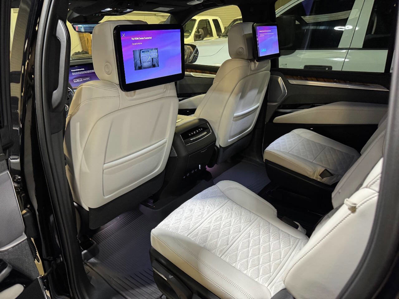 Used 2025 Cadillac Escalade ESV Sport Platinum w/ LPO, ONYX Package image 3