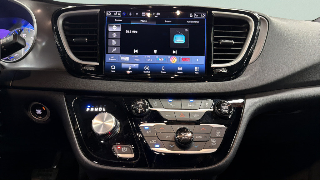 Used 2025 Chrysler Pacifica Select FWD image 40