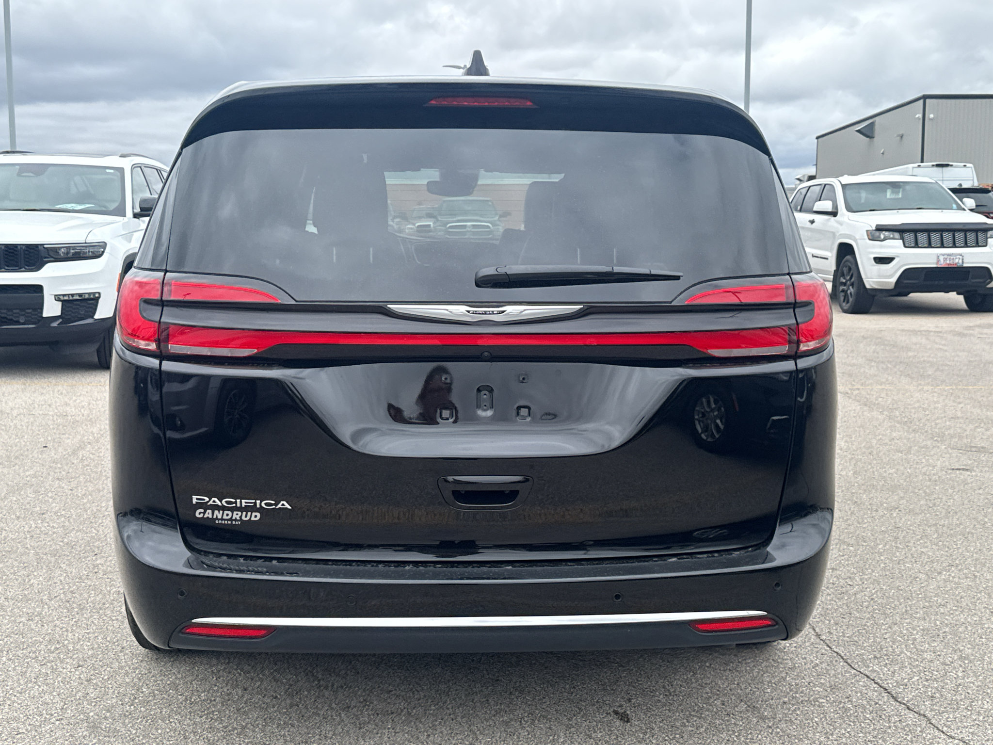 Used 2025 Chrysler Pacifica Select FWD image 3