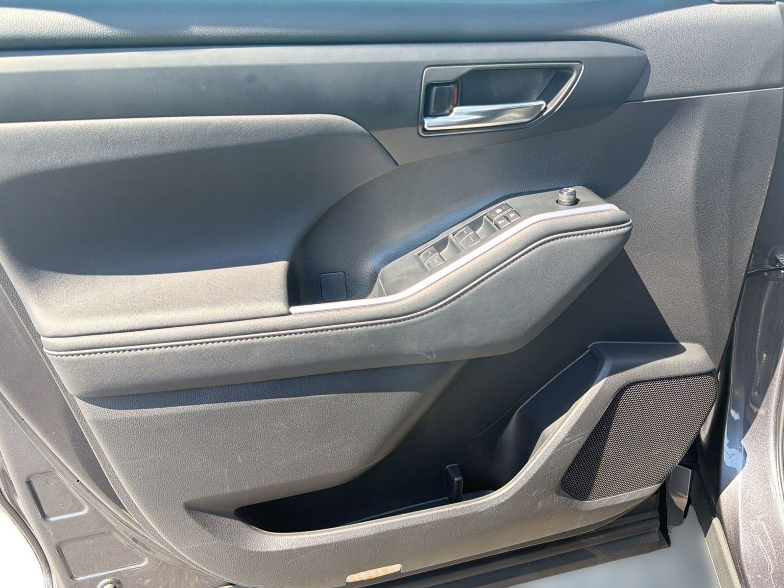 Used 2023 Toyota Highlander XLE image 12