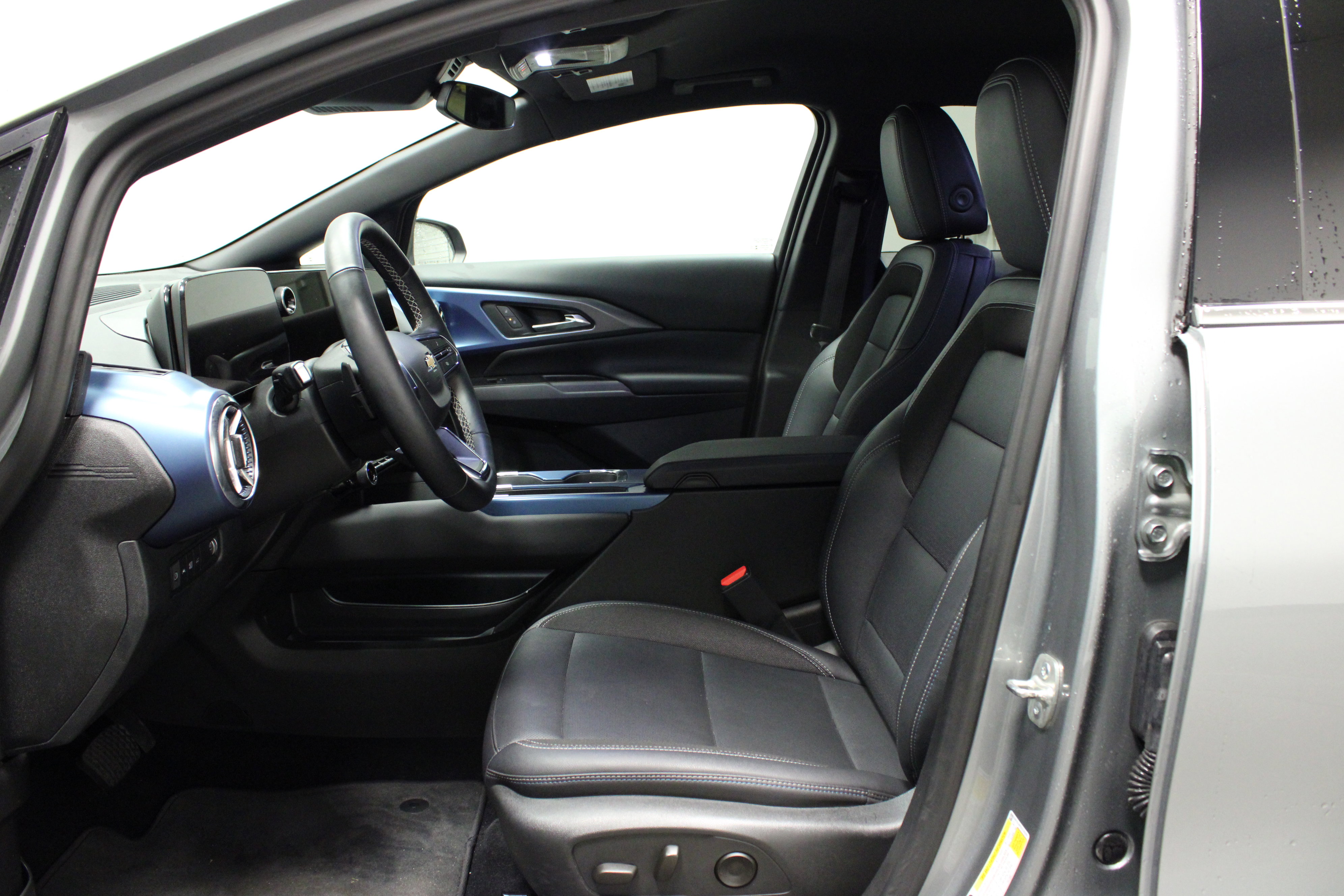 Used 2025 Chevrolet Equinox EV LT w/ Convenience Package image 16