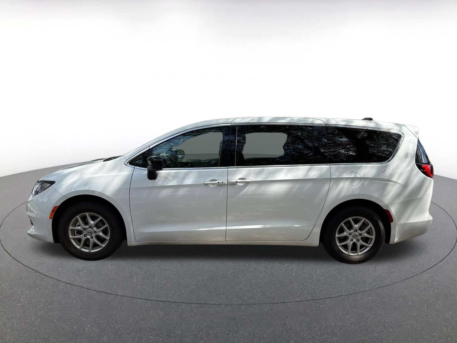 Used 2024 Chrysler Voyager LX FWD image 7