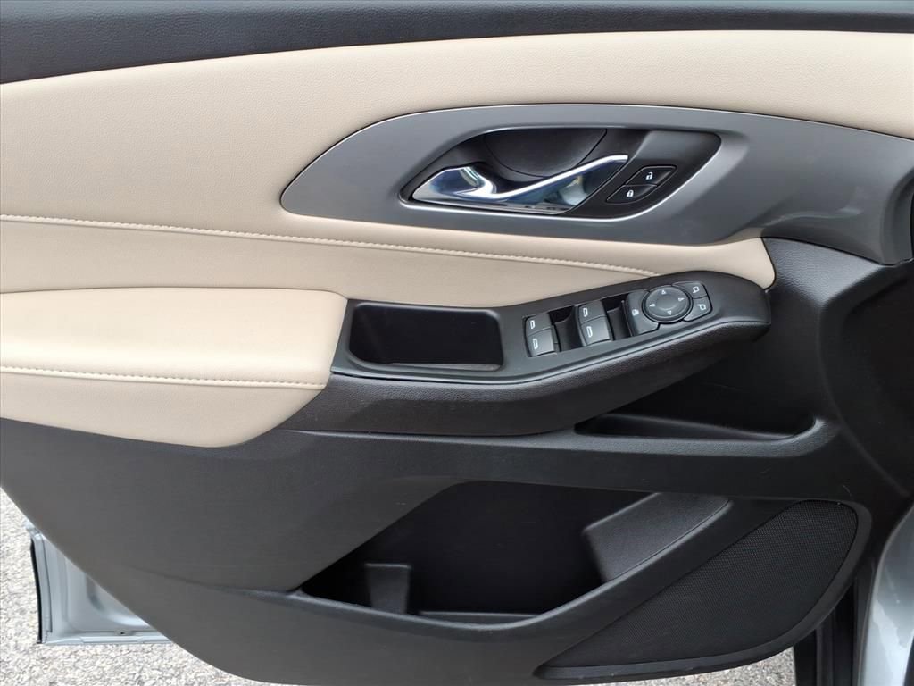 Used 2023 Chevrolet Traverse LS image 16