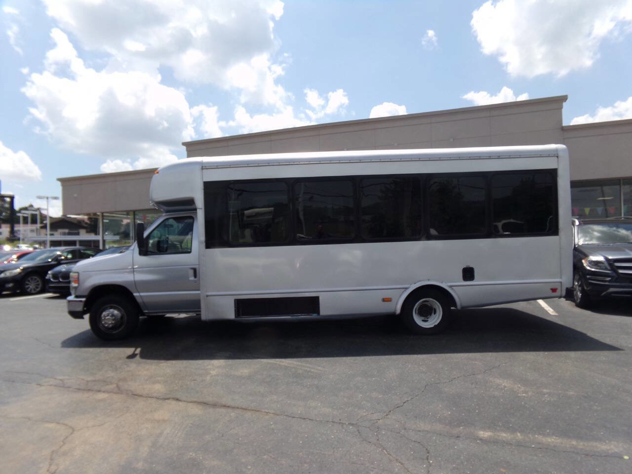 Used 2012 Ford E-450 and Econoline 450 Super Duty w/ Shuttle Bus Prep Pkg image 3