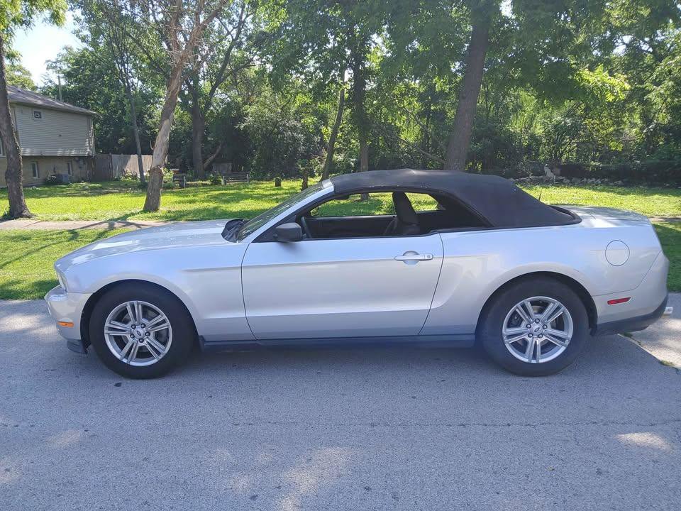 Used 2012 Ford Mustang Convertible RWD image 13