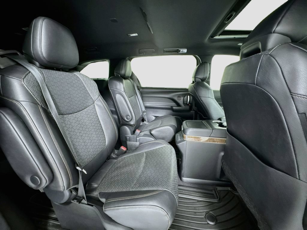 Used 2025 Toyota Sienna Platinum AWD/4WD image 31