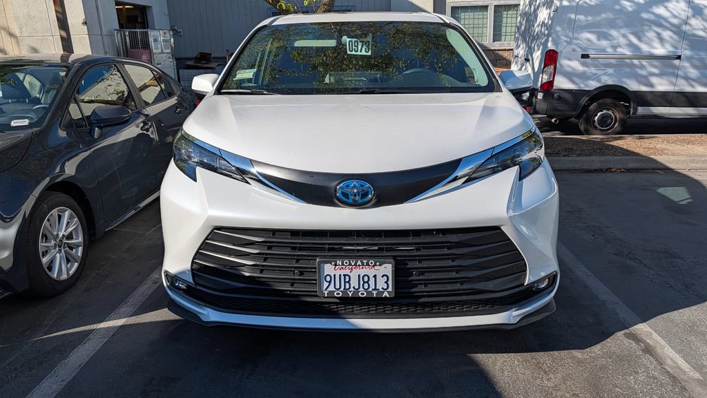 Used 2025 Toyota Sienna XLE w/ XLE Plus Package AWD/4WD image 7