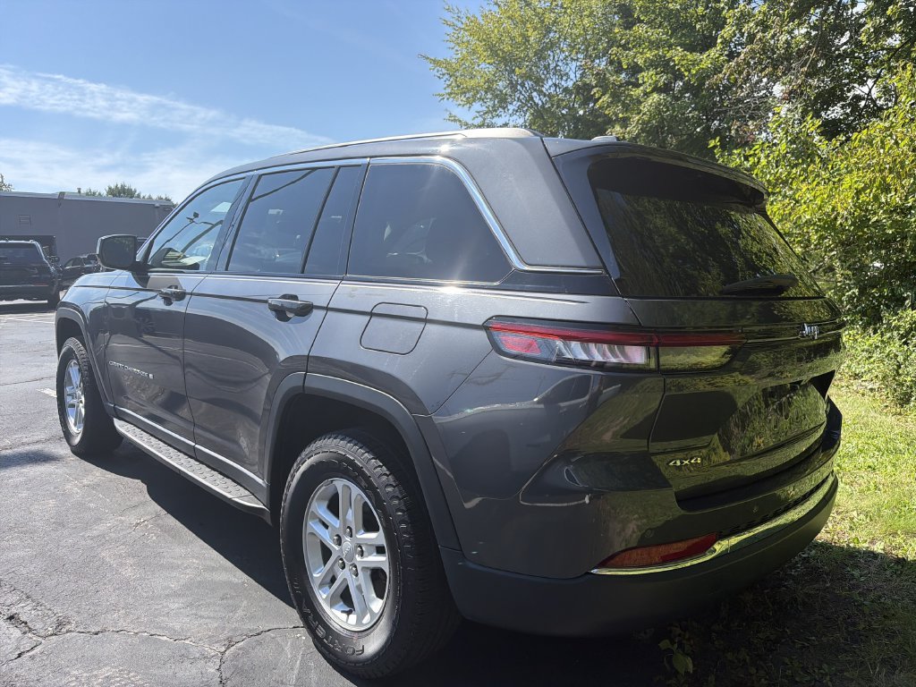 Used 2022 Jeep Grand Cherokee Laredo w/ Luxury Tech Group I AWD/4WD image 6