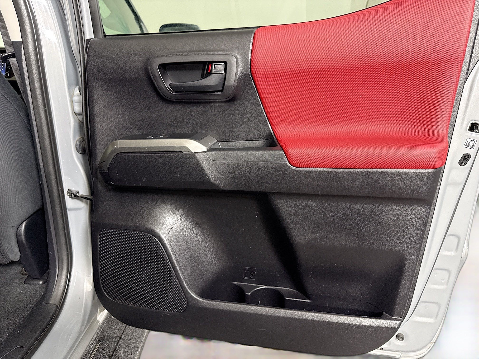 Used 2020 Toyota Tacoma SR5 RWD image 27