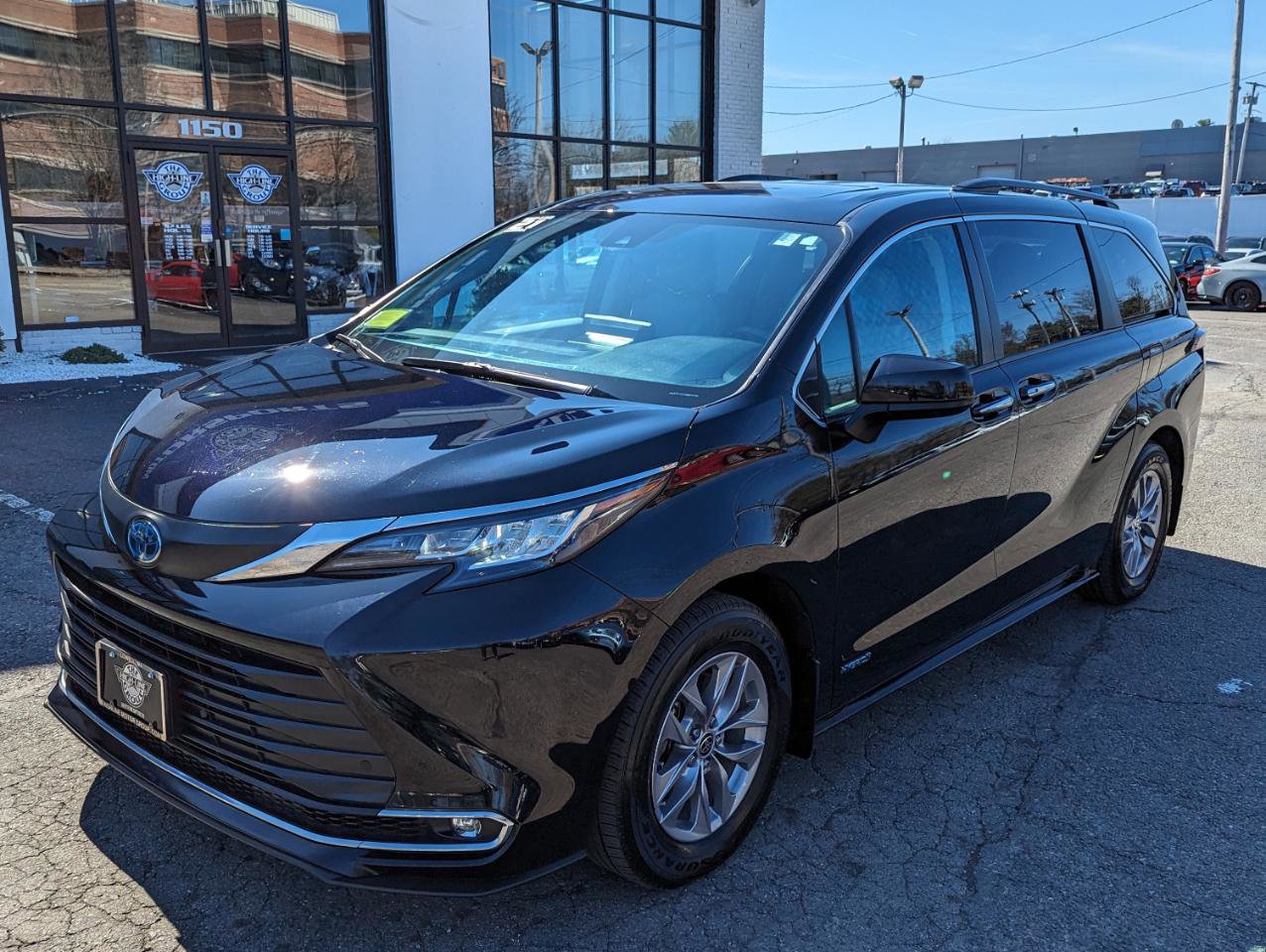 Used 2021 Toyota Sienna XLE image 2