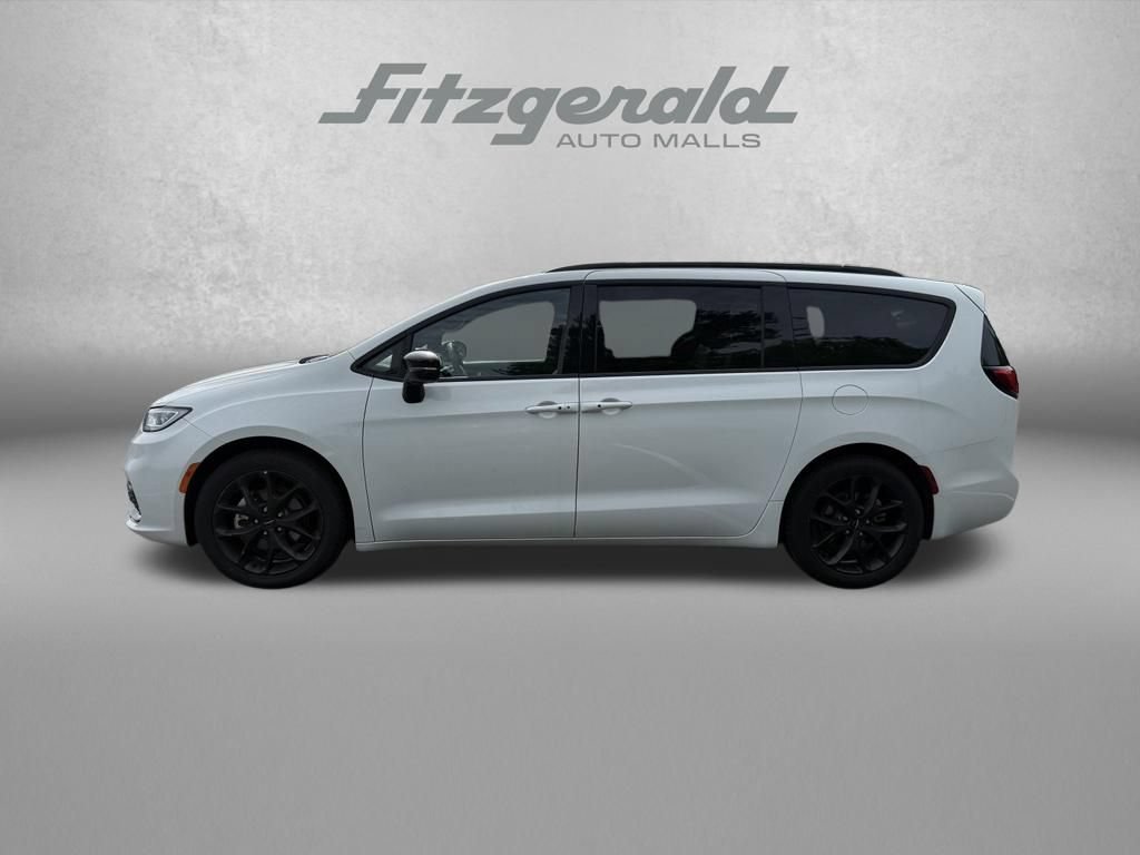 Used 2025 Chrysler Pacifica Limited FWD image 5