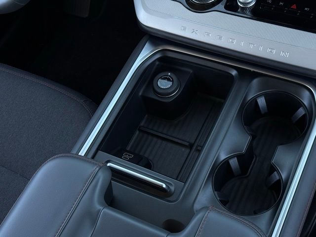 Used 2025 Ford Expedition Active image 32