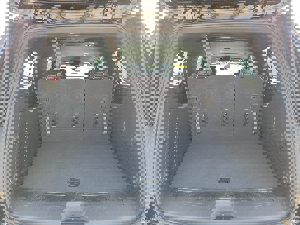 Used 2024 Chevrolet Suburban LT image 7