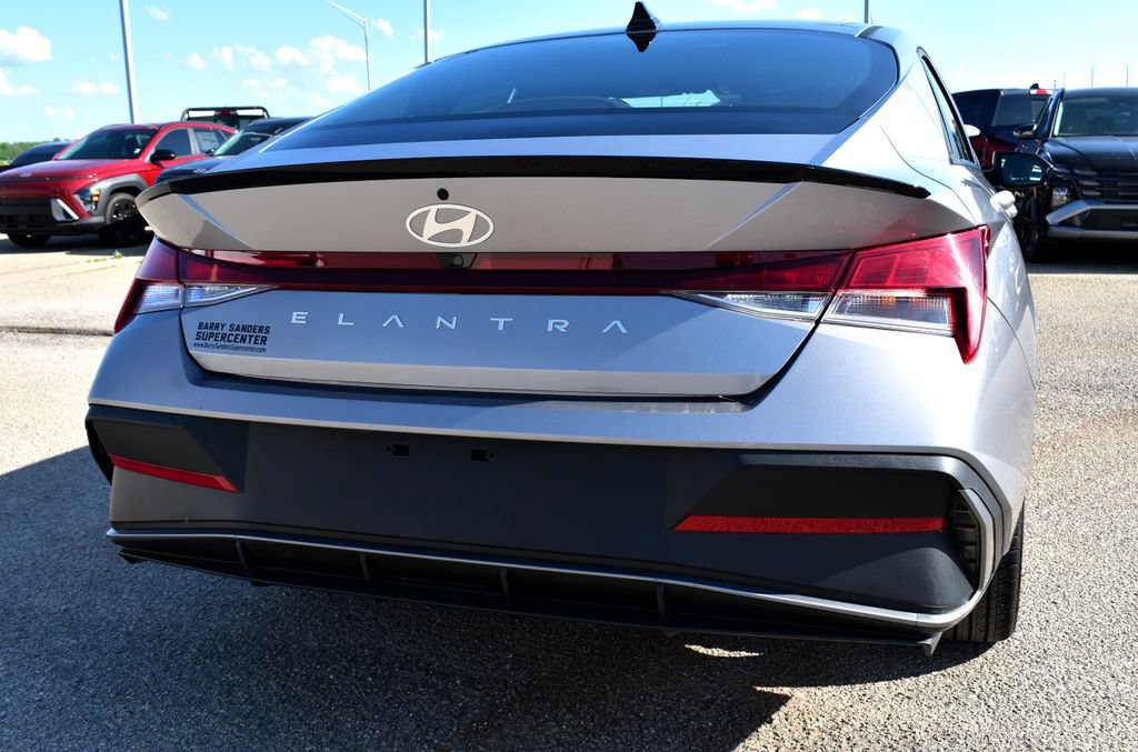 Used 2025 Hyundai Elantra Sport FWD image 9