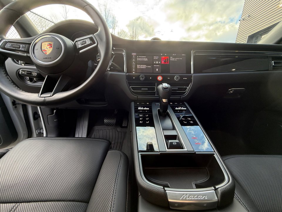 Certified 2025 Porsche Macan image 16