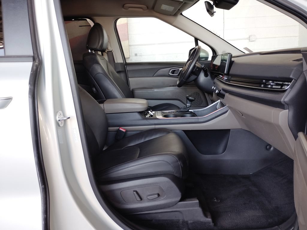 Used 2025 Kia Carnival EX FWD image 14