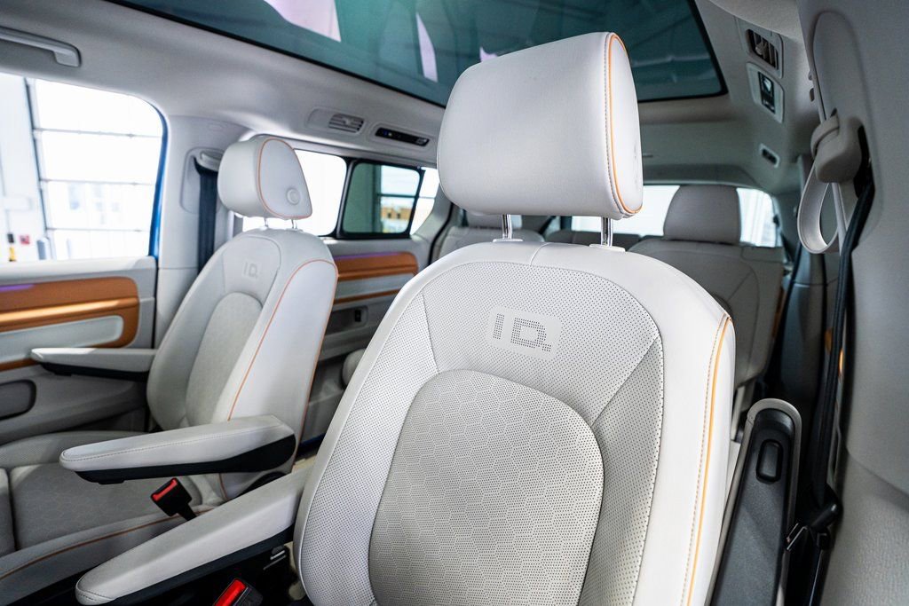 Used 2025 Volkswagen ID. Buzz 1st Edition image 35