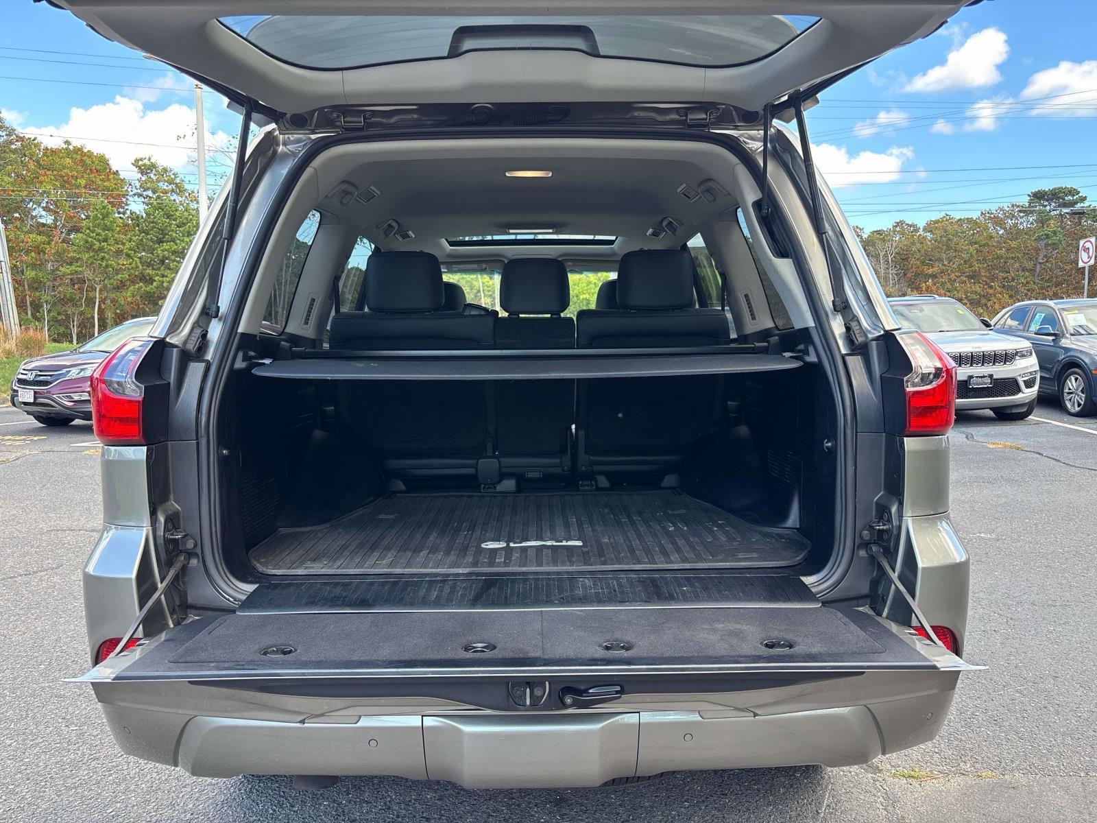 Used 2021 Lexus LX 570 4WD w/ Luxury Package image 16