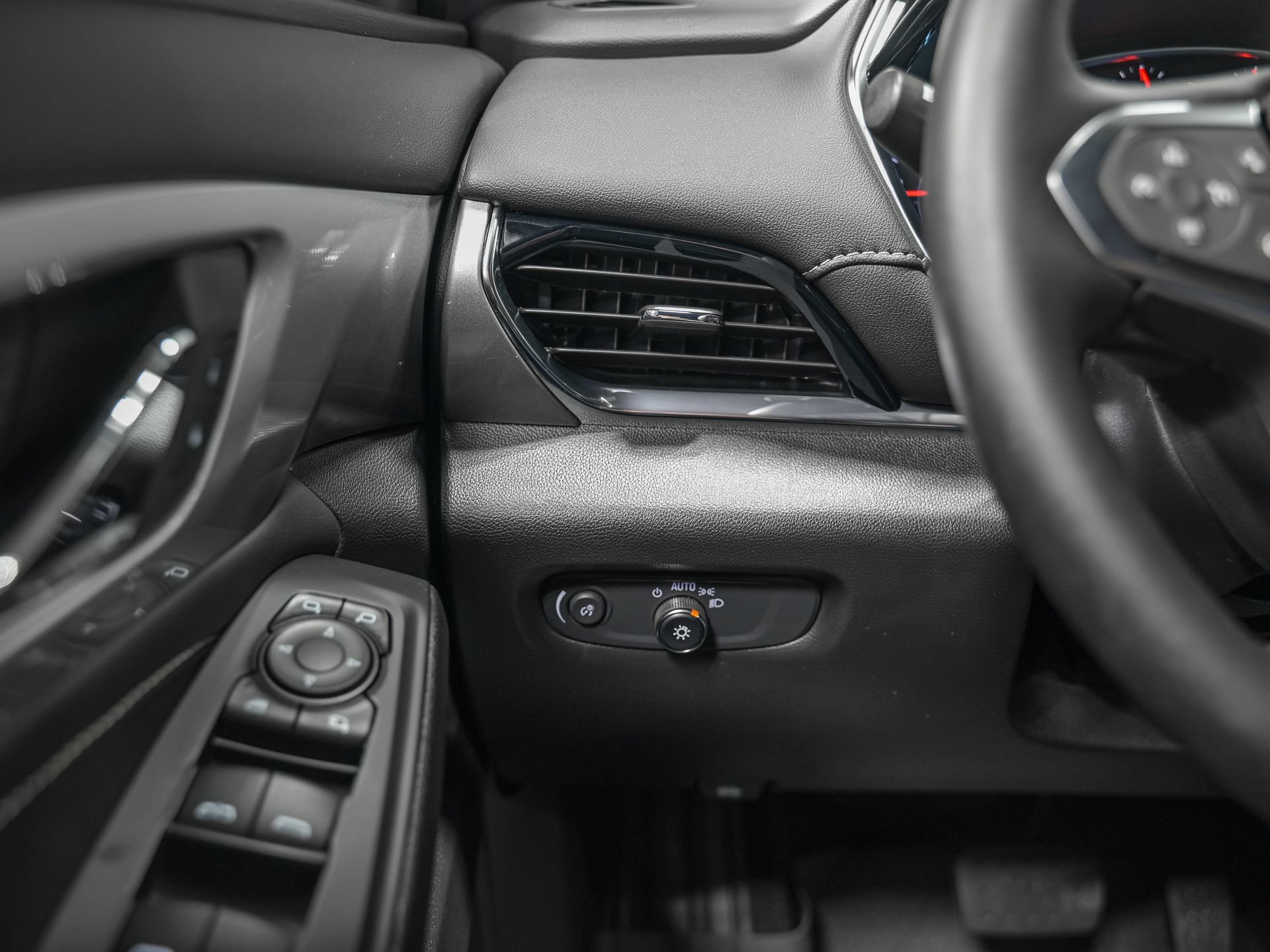 Used 2023 Chevrolet Traverse LT w/ LT Premium Package AWD/4WD image 18