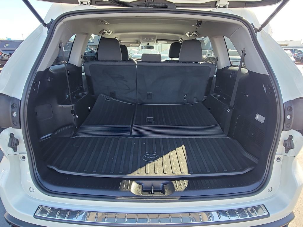 Used 2015 Toyota Highlander LE image 23